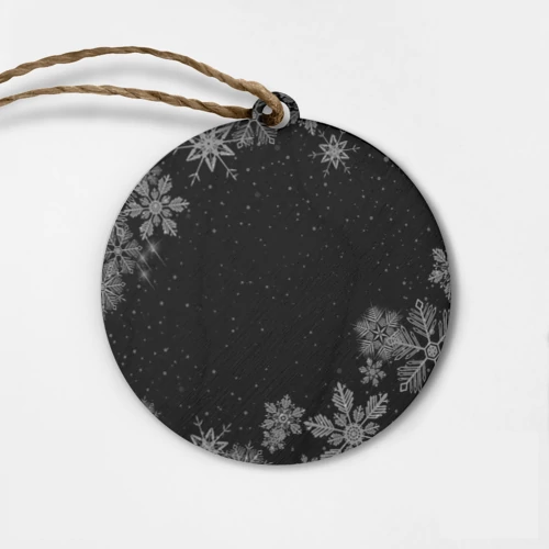 Деревянная игрушка круг Новогодний Александр на темном фоне - фото 2