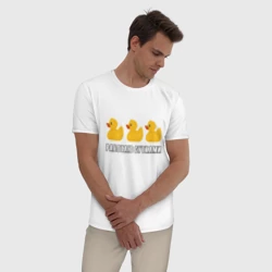 Мужская пижама с белой футболкой хлопок Работаю сутками - желтые резиновые утята - фото 2