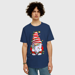 Мужская футболка хлопок Oversize Новогодний гном с гирляндой - фото 2