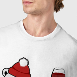 Футболка с принтом Новогодний мишка с бокалом вина для мужчины, вид на модели спереди №4. Цвет основы: белый