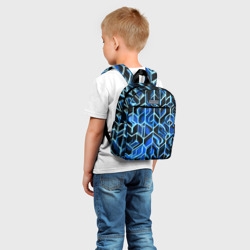 Рюкзак с принтом Синие полосы на чёрном фоне для ребенка, вид на модели спереди №2. Цвет основы: белый