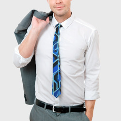 Галстук с принтом Синие полосы на чёрном фоне для мужчины, вид на модели спереди №3. Цвет основы: белый