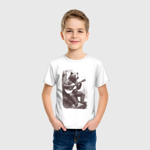 Детская футболка хлопок с принтом Медведь в лесу играет на акустической гитаре, фото на моделе #1