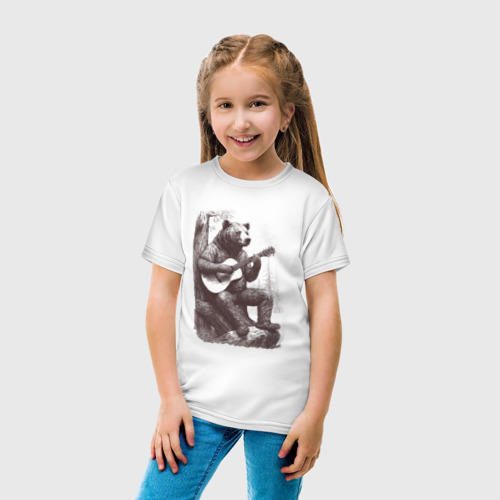Детская футболка хлопок с принтом Медведь в лесу играет на акустической гитаре, вид сбоку #3