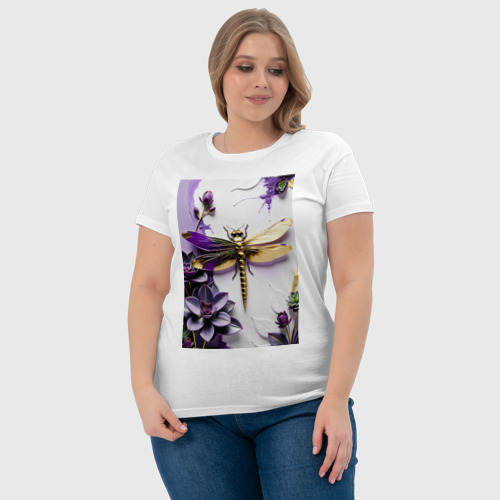 Женская футболка хлопок Золотая стрекоза среди фиолетовых суккулентов и листьев, цвет белый - фото 6