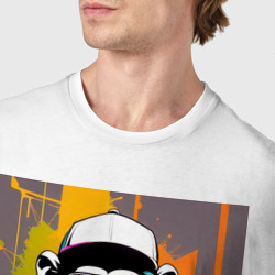Футболка с принтом Чо каво - обезьяна граффитист в солнечных очках для мужчины, вид на модели спереди №4. Цвет основы: белый
