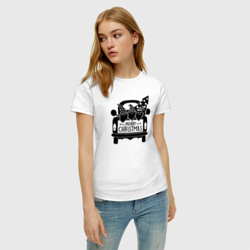Женская футболка хлопок с принтом Новогодние гномы на автомобиле, фото на моделе #1