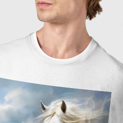 Футболка с принтом Белая лошадь на фоне неба для мужчины, вид на модели спереди №4. Цвет основы: белый