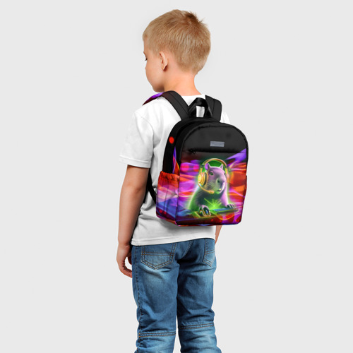 Детский рюкзак 3D с принтом Capybara is an avid gamer, фото на моделе #1