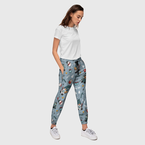 Женские брюки 3D с принтом Новогодний паттерн с гномами, вид сбоку #3