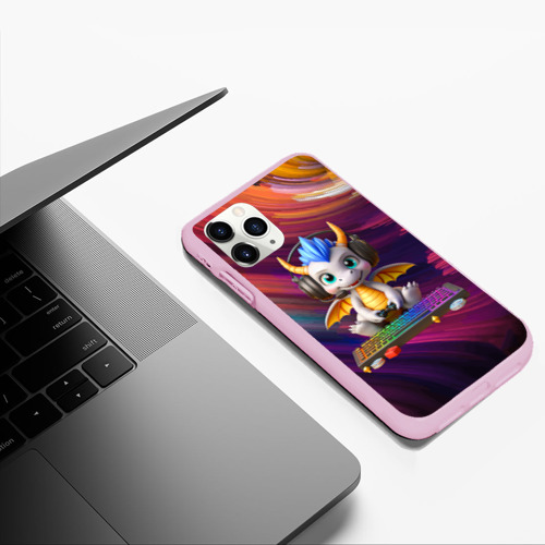 Чехол для iPhone 11 Pro Max матовый Funny dragon cub - computer gamer, цвет розовый - фото 5