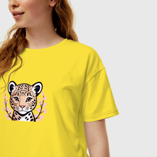 Женская футболка хлопок Oversize с принтом Детеныш леопарда и ветки сакуры, фото на моделе #1