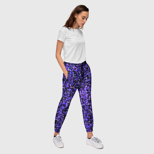Женские брюки 3D с принтом Фиолетовая мозаика, вид сбоку #3