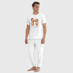 Пижама с принтом Пряничные человечки для мужчины, вид на модели спереди №3. Цвет основы: белый