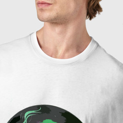 Футболка с принтом Зелёный чумной доктор в городе для мужчины, вид на модели спереди №4. Цвет основы: белый