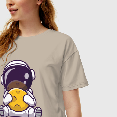 Женская футболка хлопок Oversize с принтом Космонавт и луна, фото на моделе #1
