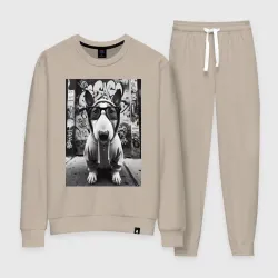 Женский костюм хлопок Булли у стены с граффити