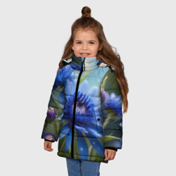 Зимняя куртка для девочек 3D Голубой цветок  в траве - фото 2