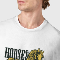 Футболка с принтом Счастливая лошадь для мужчины, вид на модели спереди №4. Цвет основы: белый