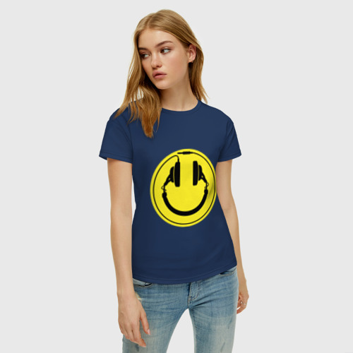 Женская футболка хлопок с принтом Смайл диджея, фото на моделе #1