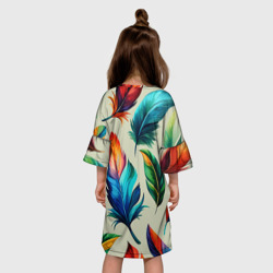 Платье с принтом Разноцветные перья тропических птиц для ребенка, вид на модели сзади №2. Цвет основы: белый