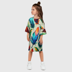 Платье с принтом Разноцветные перья тропических птиц для ребенка, вид на модели спереди №2. Цвет основы: белый