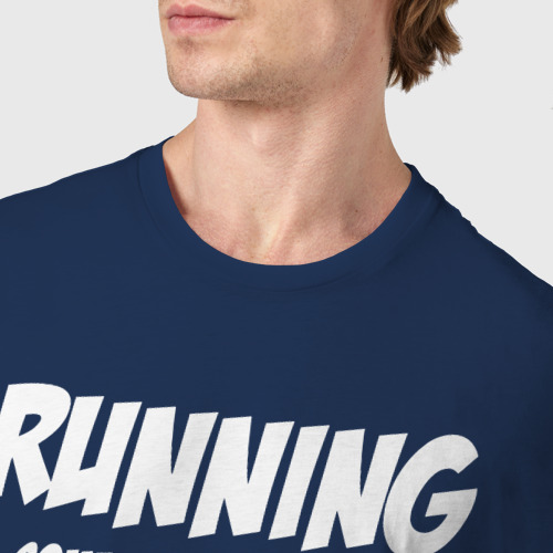 Мужская футболка хлопок Чтобы бегать нужно немного мотивации, цвет темно-синий - фото 6
