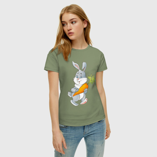 Женская футболка хлопок с принтом Мультяшный заяц с морковкой, фото на моделе #1