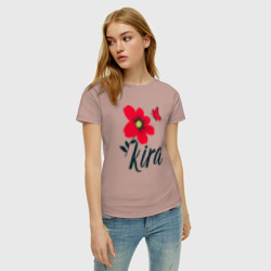 Женская футболка хлопок Имя Кира с красным цветком и бабочкой - фото 2