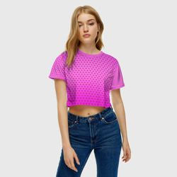 Женская футболка Crop-top 3D Красные сердечки на ярко розовом фоне - фото 2