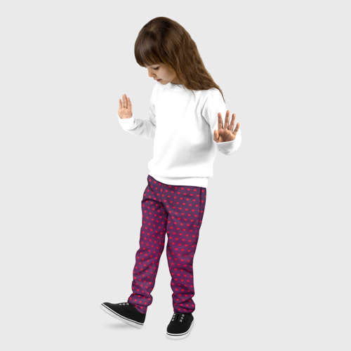 Детские брюки 3D с принтом Красные сердечки на темно-бордовом фоне, фото на моделе #1