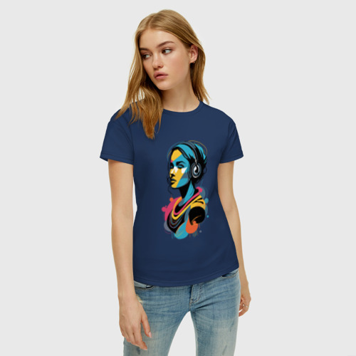 Женская футболка хлопок с принтом Девушка и музыка, фото на моделе #1