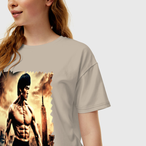 Женская футболка хлопок Oversize с принтом Брюс Ли на фоне города, фото на моделе #1