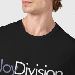 Футболка с принтом Joy Division - Ian Curtis для мужчины, вид на модели спереди №4. Цвет основы: черный