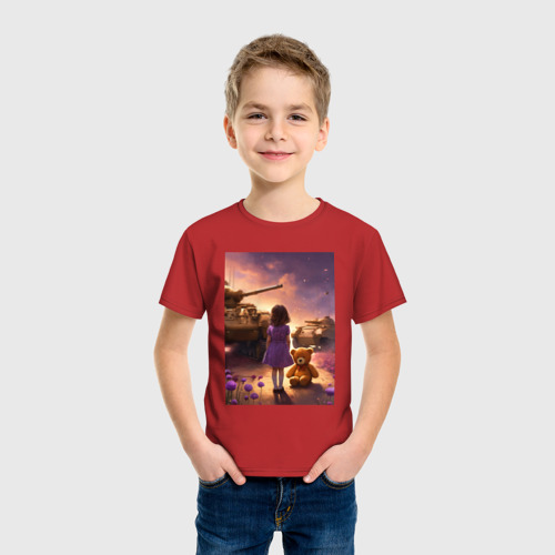 Детская футболка хлопок с принтом Маленькая девочка посреди танков, фото на моделе #1