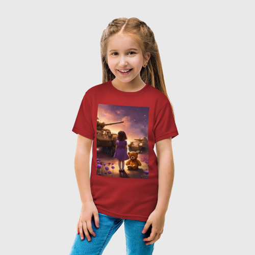 Детская футболка хлопок с принтом Маленькая девочка посреди танков, вид сбоку #3