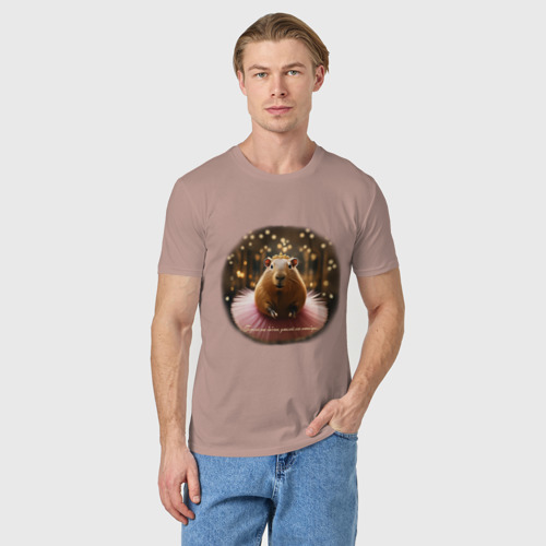 Мужская футболка хлопок с принтом Мем капибара и надпись: порхай как бабочка, фото на моделе #1