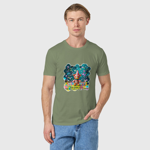 Мужская футболка хлопок Мишка в праздничном колпаке и конфетти: жизнь слишком коротка, цвет авокадо - фото 3