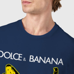 Футболка с принтом Dolce Banana для мужчины, вид на модели спереди №4. Цвет основы: темно-синий