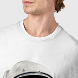 Футболка с принтом Кот космонавт в шлеме и скафандре для мужчины, вид на модели спереди №4. Цвет основы: белый