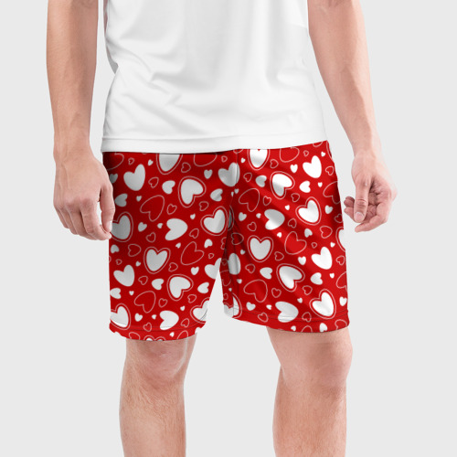 Мужские шорты спортивные с принтом Белые сердечки на красном фоне, фото на моделе #1