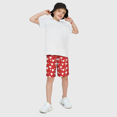 Детские спортивные шорты 3D с принтом Белые сердечки на красном фоне, фото на моделе #1