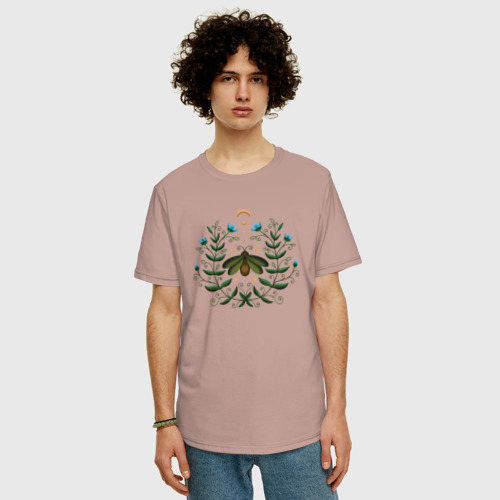 Мужская футболка хлопок Oversize с принтом Луна и мотылек в траве, фото на моделе #1