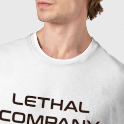 Футболка с принтом С лутом на корабль Lethal company для мужчины, вид на модели спереди №4. Цвет основы: белый