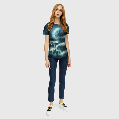 Женская футболка 3D с принтом Луна и туман в лесу, вид сбоку #3