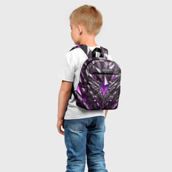 Рюкзак с принтом Камень и фиолетовый кристалл для ребенка, вид на модели спереди №2. Цвет основы: белый