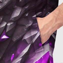 Жилет с принтом Камень и фиолетовый кристалл для мужчины, вид на модели спереди №4. Цвет основы: черный