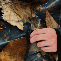 Куртка с принтом Реалистичный камуфляж желтые и зеленые листья для мужчины, вид на модели спереди №3. Цвет основы: черный