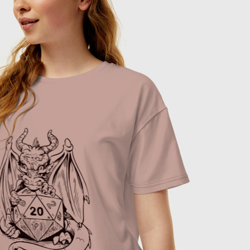Женская футболка хлопок Oversize Дракончик обнимает игральную кость, цвет пыльно-розовый - фото 3