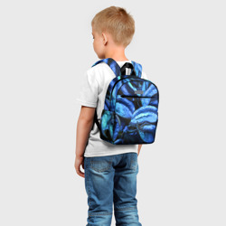 Рюкзак с принтом Старые сухие листья синие для ребенка, вид на модели спереди №2. Цвет основы: белый